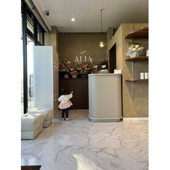 お子様カットもお待ちしております！【横井】 | ALIA（アリア）小豆餅店 Life with hairstyles "体験"を豊かに彩る美容室 - 全席半個室×マンツーマン施術 浜松市中央区小豆餅 アイラッシュ（待マツク・まつパー）・ネイルも展開