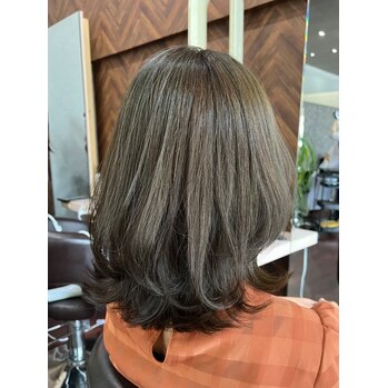 オリーブグレージュ【横井】 | ALIA（アリア）小豆餅店 Life with hairstyles "体験"を豊かに彩る美容室 - 全席半個室×マンツーマン施術 浜松市中央区小豆餅 アイラッシュ（待マツク・まつパー）・ネイルも展開
