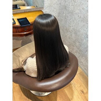 ダメージレス縮毛矯正で自然な艶髪【横井】 | ALIA（アリア）小豆餅店 Life with hairstyles "体験"を豊かに彩る美容室 - 全席半個室×マンツーマン施術 浜松市中央区小豆餅 アイラッシュ（待マツク・まつパー）・ネイルも展開