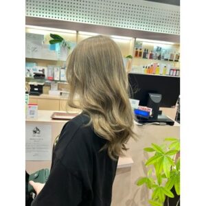 ミルクティーグレージュ【横井】 | ALIA（アリア）小豆餅店 Life with hairstyles "体験"を豊かに彩る美容室 - 全席半個室×マンツーマン施術 浜松市中央区小豆餅 アイラッシュ（待マツク・まつパー）・ネイルも展開