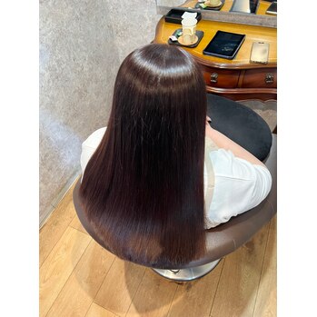 夏こそ縮毛矯正がおすすめです！【横井】 | ALIA（アリア）小豆餅店 Life with hairstyles "体験"を豊かに彩る美容室 - 全席半個室×マンツーマン施術 浜松市中央区小豆餅 アイラッシュ（待マツク・まつパー）・ネイルも展開