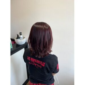大人可愛いくびれミディアム×ボルドー【横井】 | ALIA（アリア）小豆餅店 Life with hairstyles "体験"を豊かに彩る美容室 - 全席半個室×マンツーマン施術 浜松市中央区小豆餅 アイラッシュ（待マツク・まつパー）・ネイルも展開