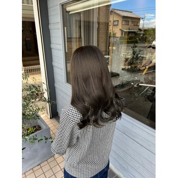 ブリーチなし赤みを消したオリーブグレージュ【横井】 | ALIA（アリア）小豆餅店 Life with hairstyles "体験"を豊かに彩る美容室 - 全席半個室×マンツーマン施術 浜松市中央区小豆餅 アイラッシュ（待マツク・まつパー）・ネイルも展開