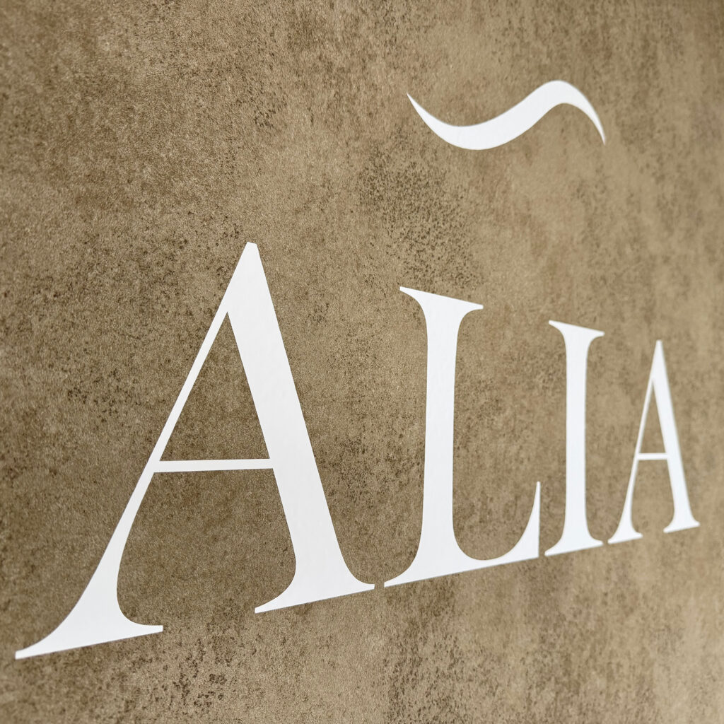 ALIA（アリア）小豆餅店 Life with hairstyles "体験"を豊かに彩る美容室 - 全席半個室×マンツーマン施術 浜松市中央区小豆餅 アイブロウ / アイラッシュ（待マツク・まつパー）・ネイルも展開