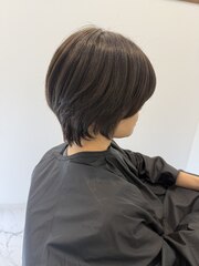 くびれショートスタイル | ALIA（アリア）小豆餅店 Life with hairstyles "体験"を豊かに彩る美容室 - 全席半個室×マンツーマン施術 浜松市中央区小豆餅 アイブロウ / アイラッシュ（待マツク・まつパー）・ネイルも展開