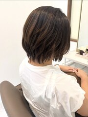 抜け感ショートボブ【加藤】 | ALIA（アリア）小豆餅店 Life with hairstyles "体験"を豊かに彩る美容室 - 全席半個室×マンツーマン施術 浜松市中央区小豆餅 アイブロウ / アイラッシュ（待マツク・まつパー）・ネイルも展開