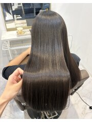 艶ストレート/縮毛矯正　【間瀬】 | ALIA（アリア）小豆餅店 Life with hairstyles "体験"を豊かに彩る美容室 - 全席半個室×マンツーマン施術 浜松市中央区小豆餅 アイブロウ / アイラッシュ（待マツク・まつパー）・ネイルも展開