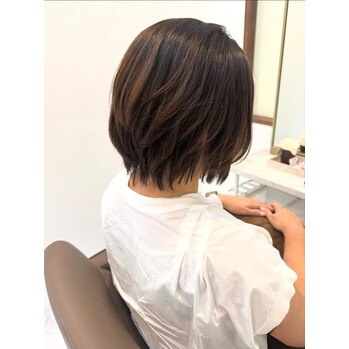 抜け感ショートボブ【加藤】 | ALIA（アリア）小豆餅店 Life with hairstyles "体験"を豊かに彩る美容室 - 全席半個室×マンツーマン施術 浜松市中央区小豆餅 アイラッシュ（待マツク・まつパー）・ネイルも展開